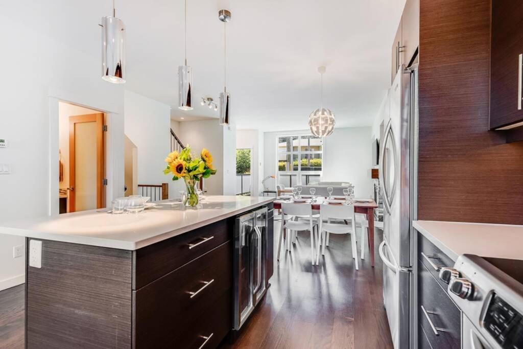 Cedar Hill Sunlit Stay - Bright Spacious & Modern Victoria Exterior photo